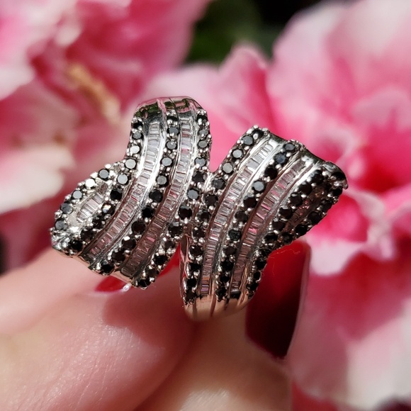 10K White Gold w/1 CT Black and White Diamond Ring - Picture 1 of 5